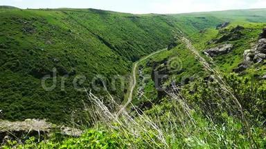 亚美尼亚峡谷深处的道路